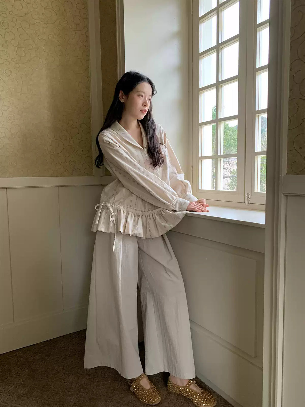 Front Puff Sleeve V-Neck Blouse