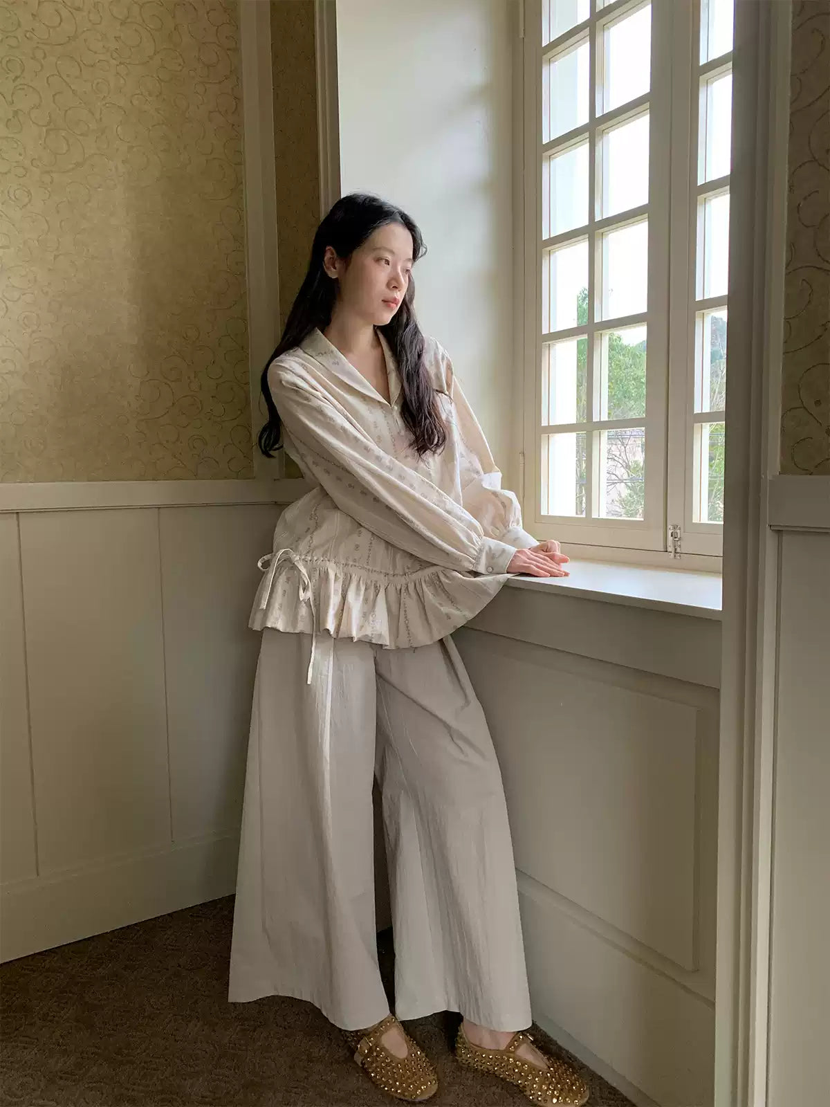 Front Puff Sleeve V-Neck Blouse